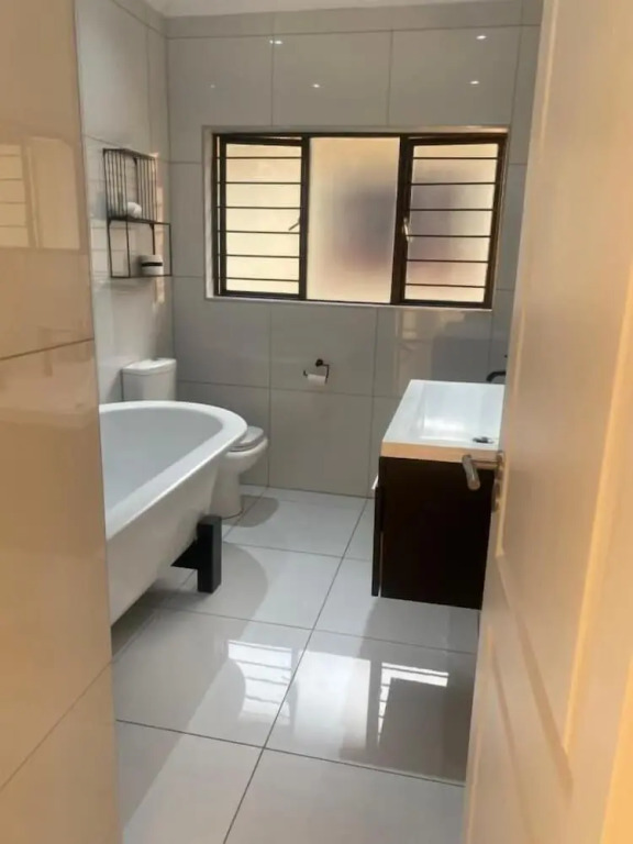 Lovely 2 Bedroom Apartment Near Monte Casino