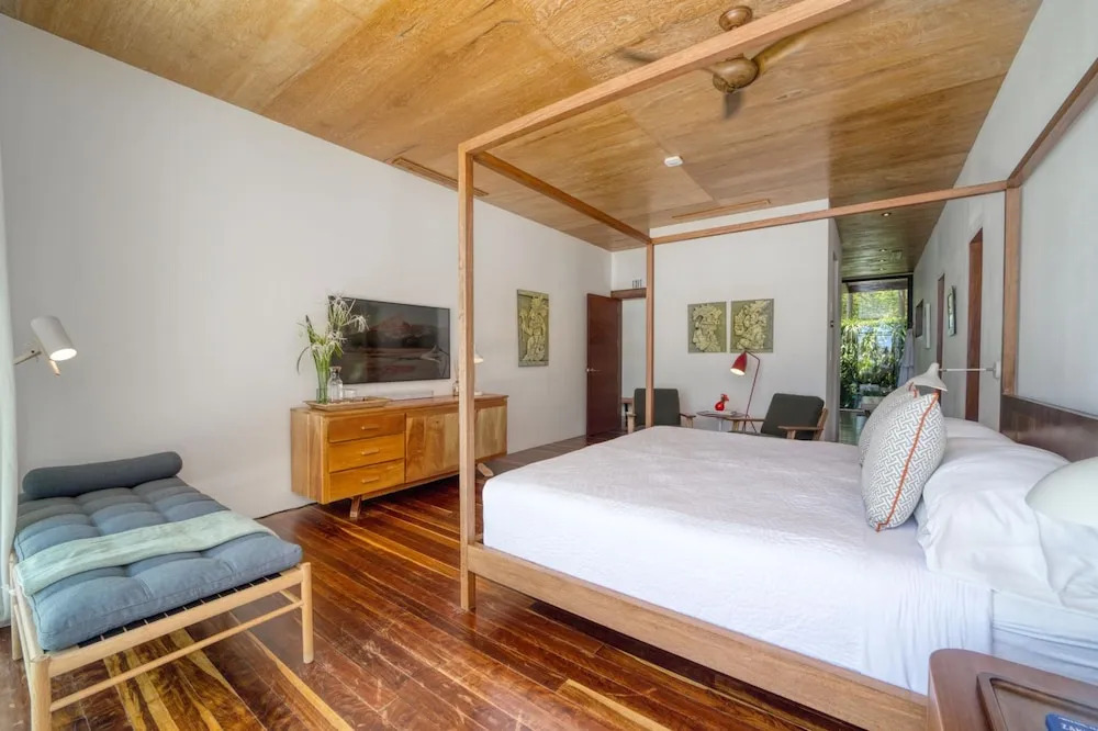 The Beach House - Upscale 5-bed Beachfront Villa w pool pier ocean views