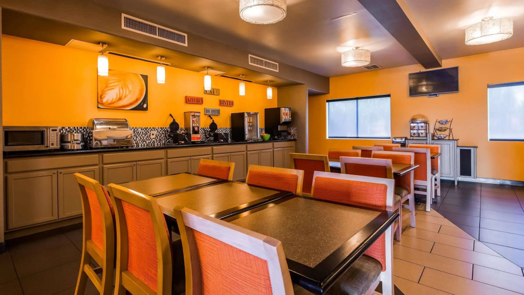 Best Western Plus the Four Corners Inn
