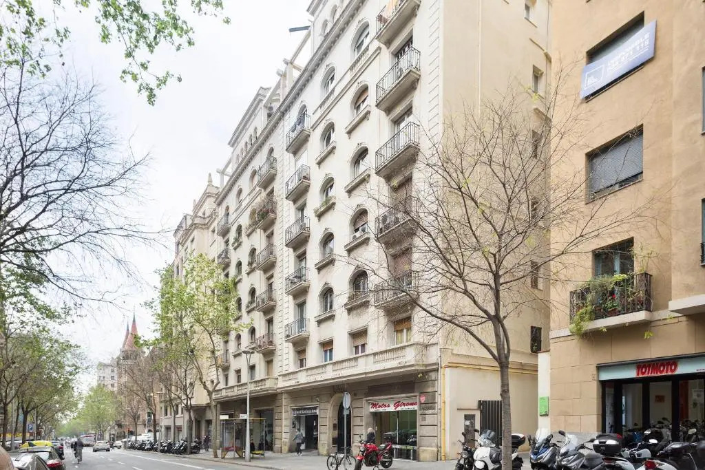 Large & beautiful apartment 4min from Passeig de Gràcia