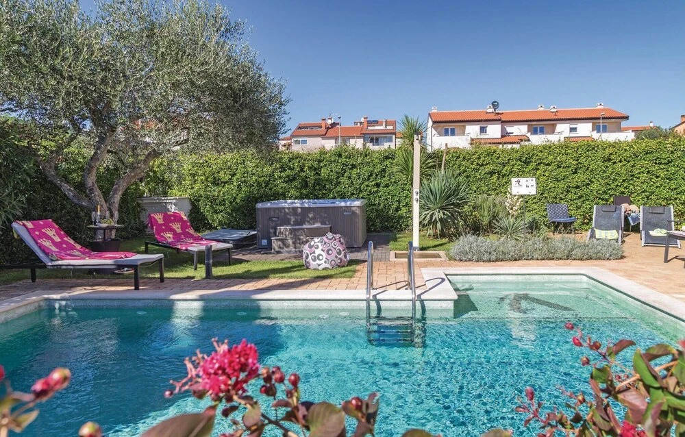 Gorgeous Home In Strada Contesa