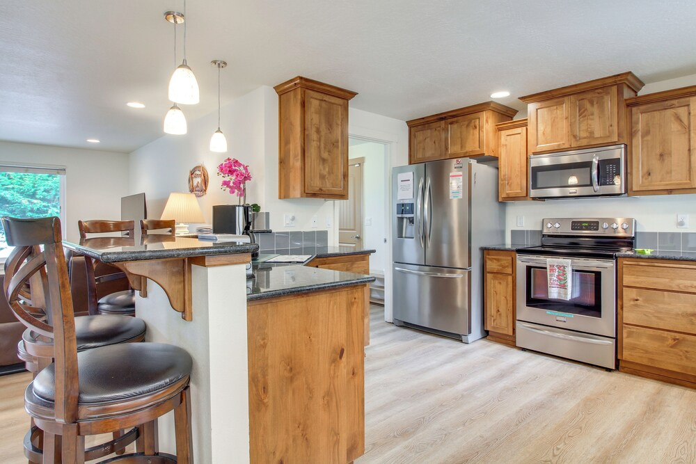 Spacious Bandon Getaway - 2 Blocks to Ocean!