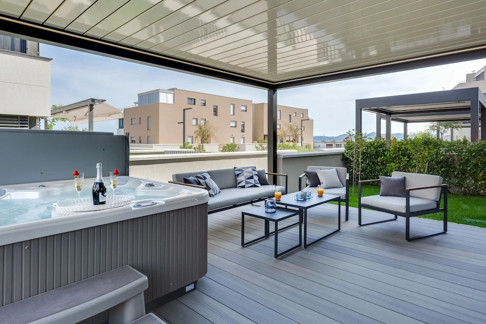 Shell Luxury Residences with Pool and Whirlpool