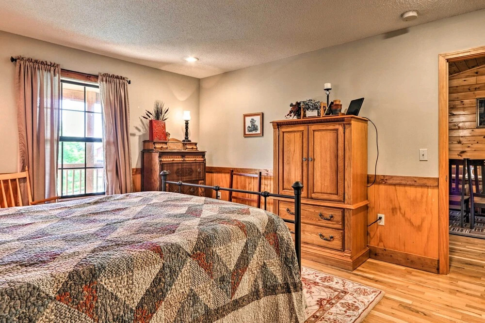 Log Cabin w/ Deck & Hot Tub: 5 Mi to Dollywood!