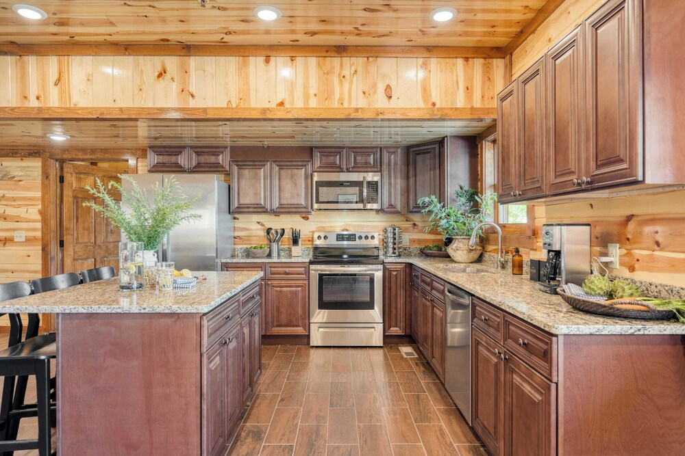 Wilder by Avantstay Group Retreat Pool + Hot Tub + Views Near Pigeon Forge Sleeps 24