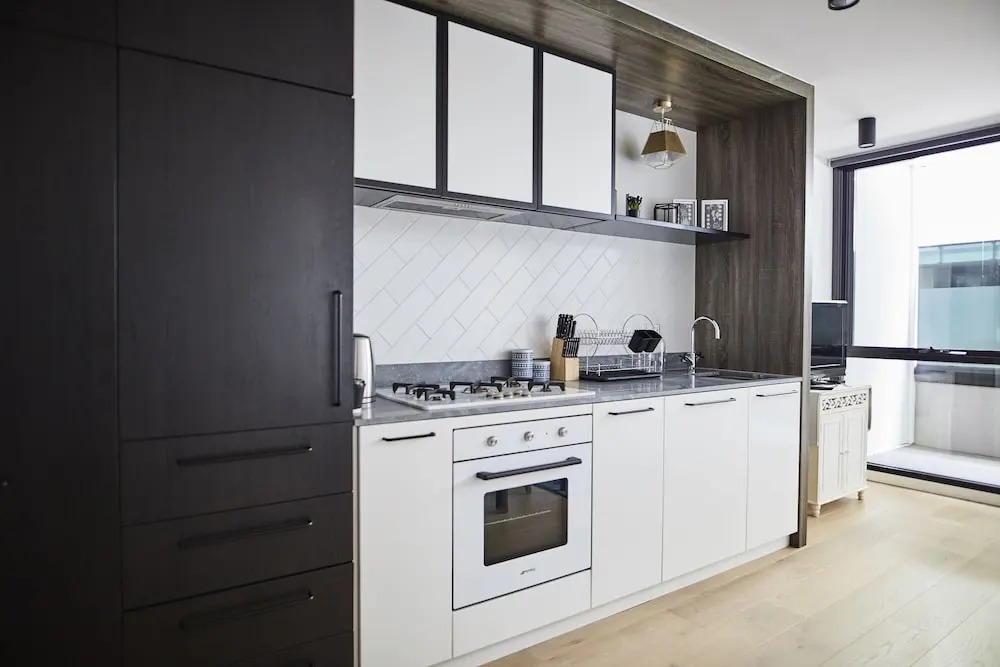 Sleek Arthouse Apartment With Pool Close to City