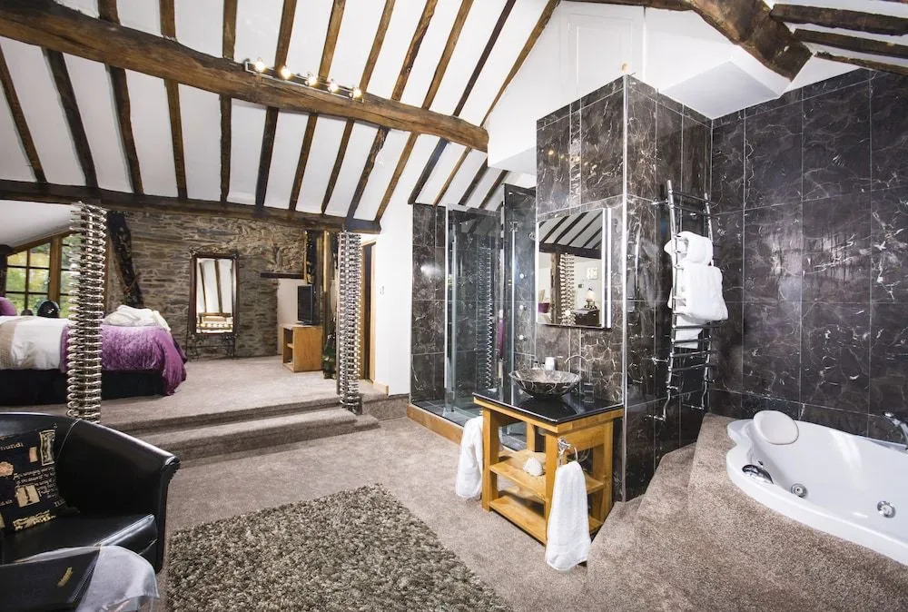 Cornerstones, 16th Century Luxury Self Catering House overlooking the River Dee