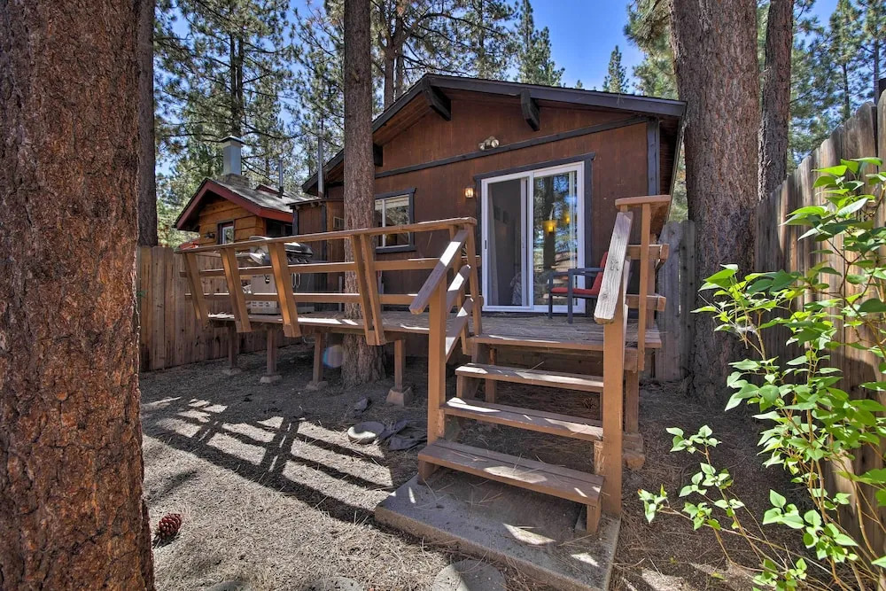 Cozy Cabin w/ Deck & Fireplace in Big Bear!