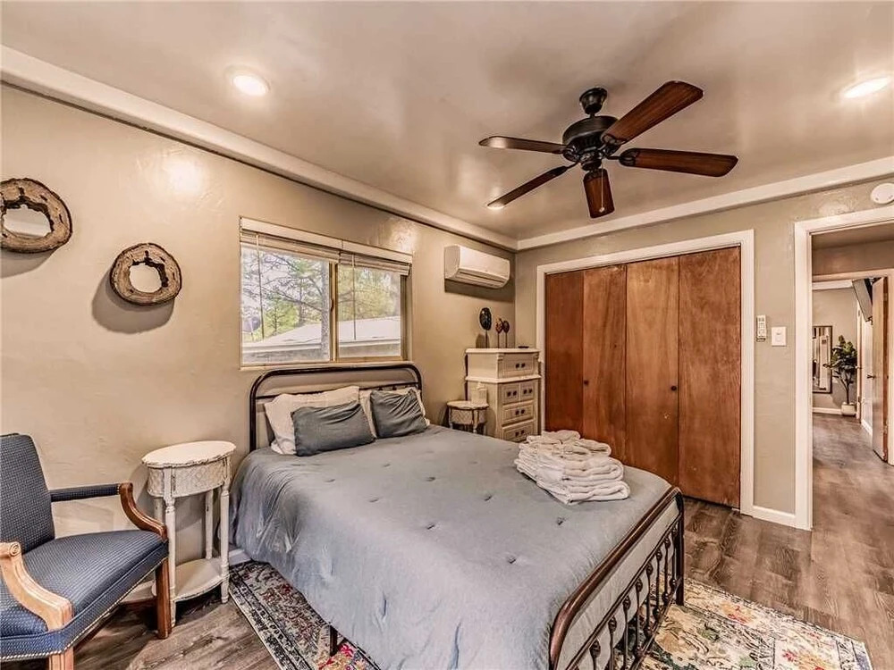 Turtle Mountain Cabin, 2 Bedrooms, Near Town