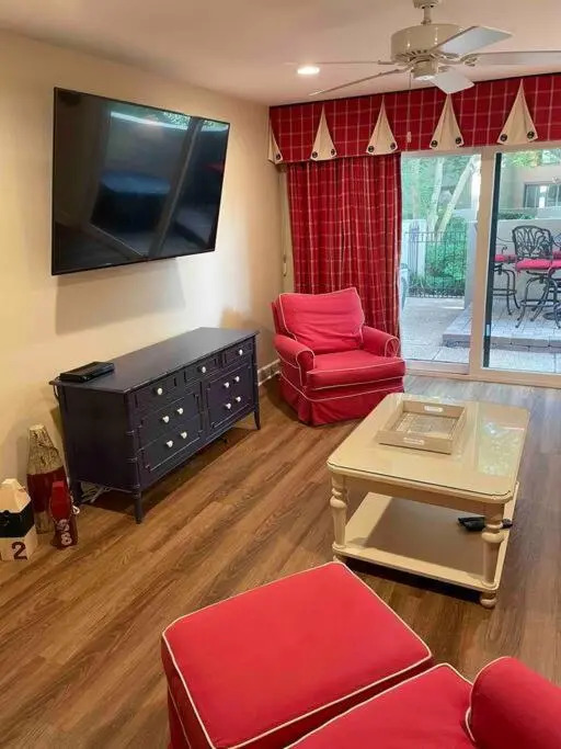 In the Heart of Harbour Town 2BR 2BA Pool Access Close to Beach
