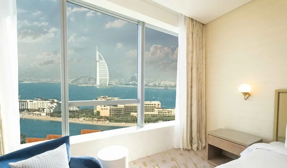 LUX Iconic Views at The Palm Tower 5