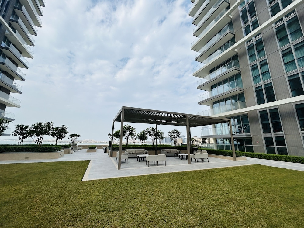 StoneTree - Luxurious 1 BR with Private Beach Access