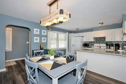 Light House Grand Suite (Luxury Bayfront House Sleeps 10, Private Cabanas, Fire Pits and 100` Pier)