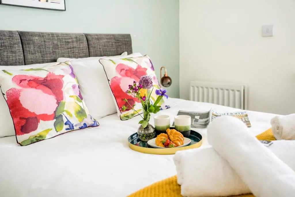 Coventry Luxury Townhouse City Centre Private Parking Sleeps 9 by EMPOWER HOMES rates incl VAT