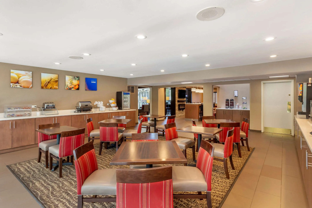 Comfort Suites Oakbrook Terrace near Oakbrook Center