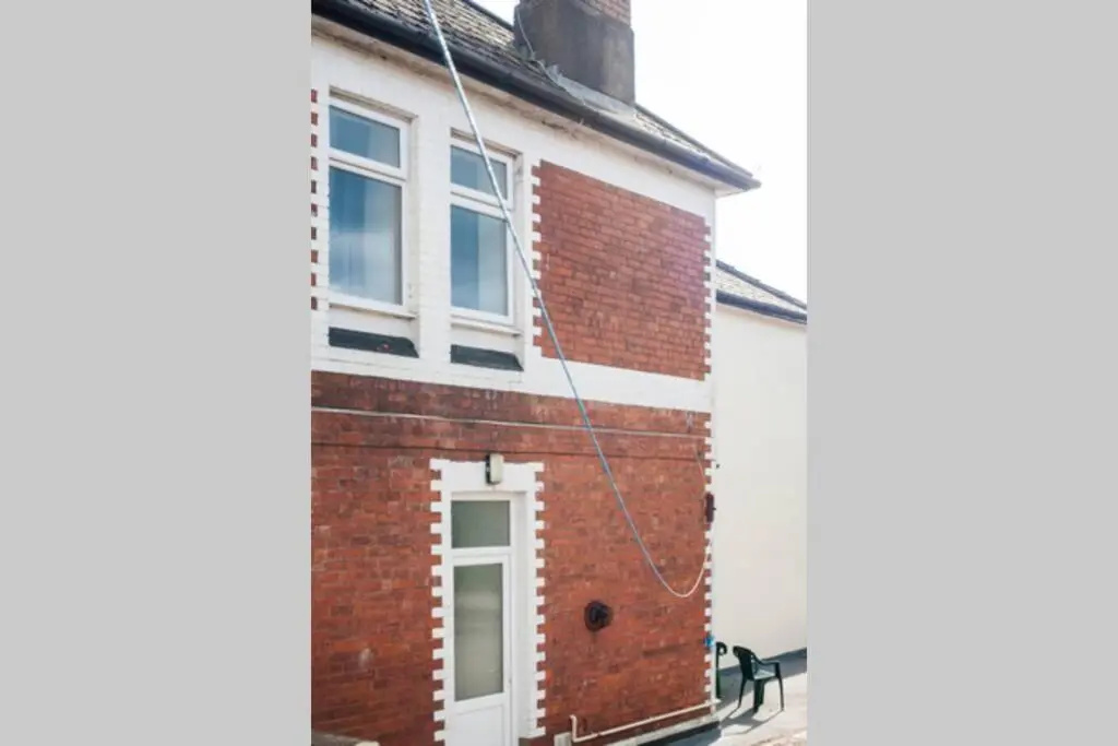 Newport house sleeps 9 - Mycityhaven