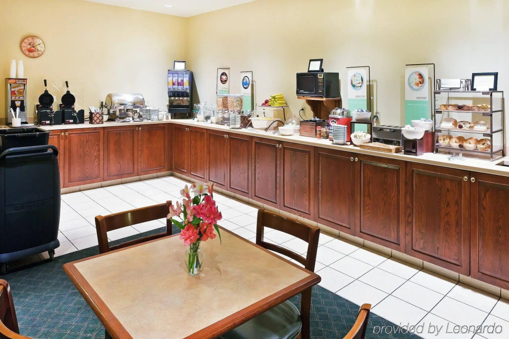 Country Inn & Suites by Radisson, Lewisburg, PA