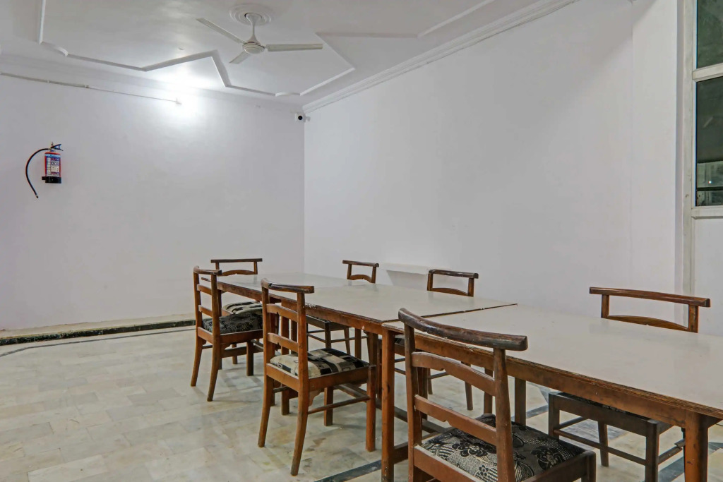 Collection O by OYO Premier Near Hazratganj