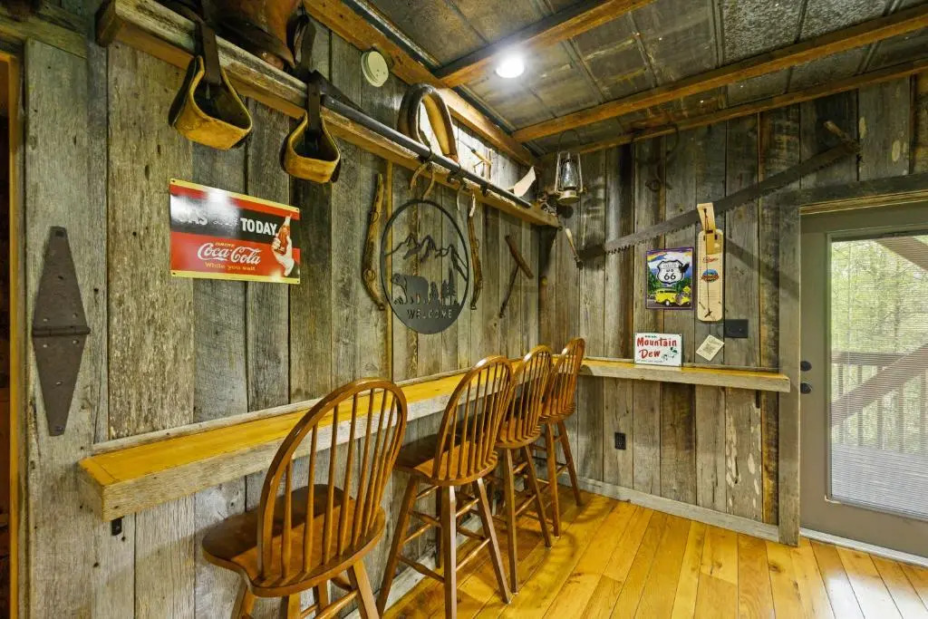 A Wolf's Den Gatlinburg