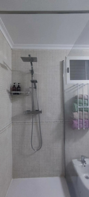 Apartamento con terraza y piscina