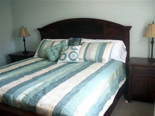 Cozy & Clean Second-Story Suite w/ Kitchenette & Free WiFi - Walk to the Harbor