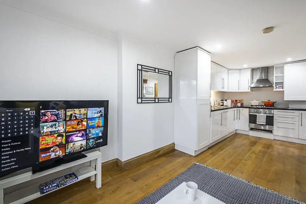 Stunning Light Filled 2 Bed Apartment + Parking Sleeps 7