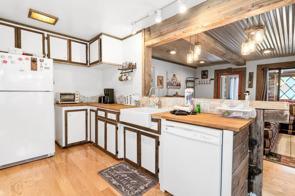 Mountain Time - Comfortable Cabin With Unique And Rustic Look! Ping Pong, Foosball In A Game Room! 3 Bedroom Cabin