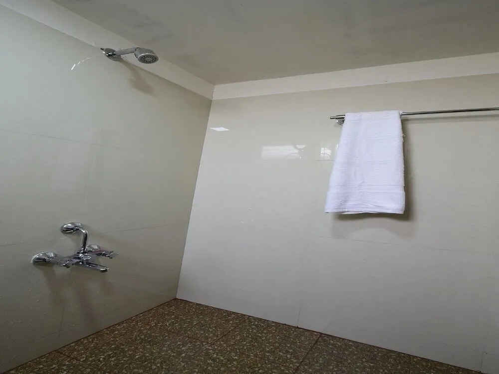 V Wella Inn By OYO Rooms