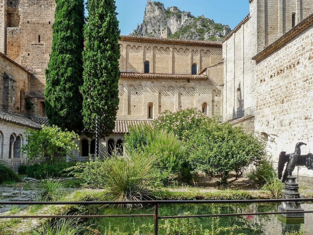 Near Montpellier, Apartment in Le Crès w/ air con & Wifi Minutes to Be