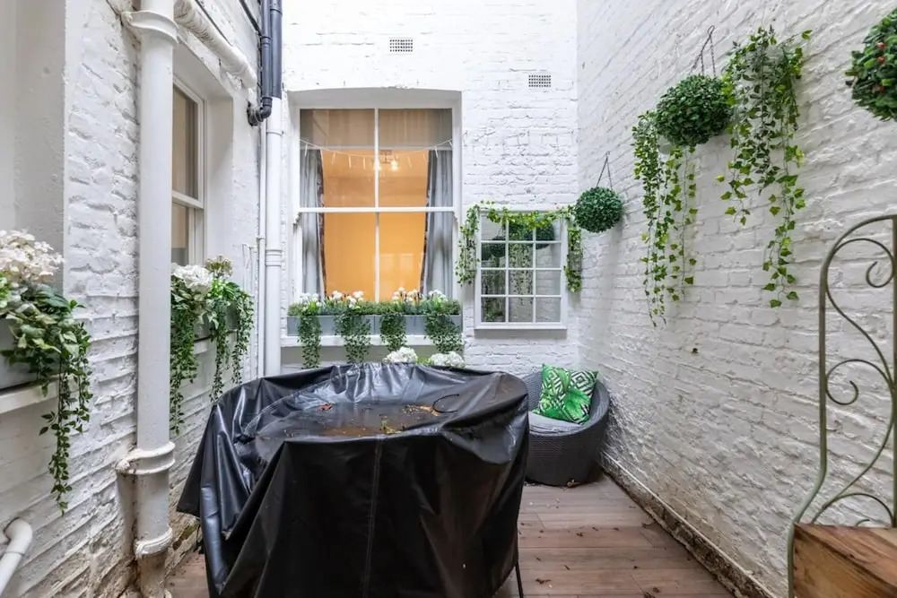 Elegant 2BD Flat 5 Mins to Kensington Gardens!