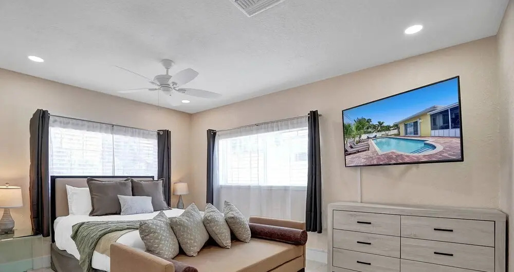 Close to Beach 4Br with Heated Pool