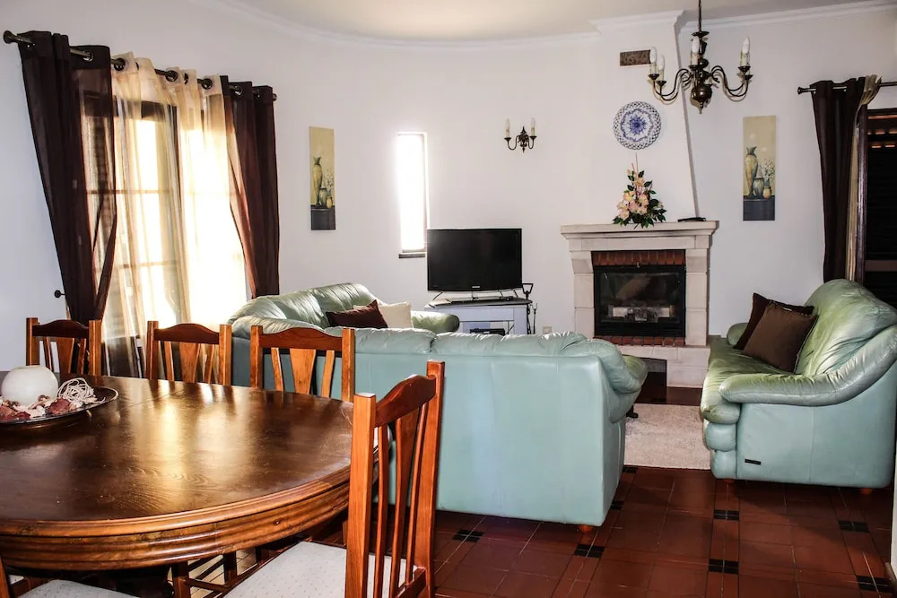 4 Bedrooom villa with gated pool located between Olhas da Agua and Albuferia