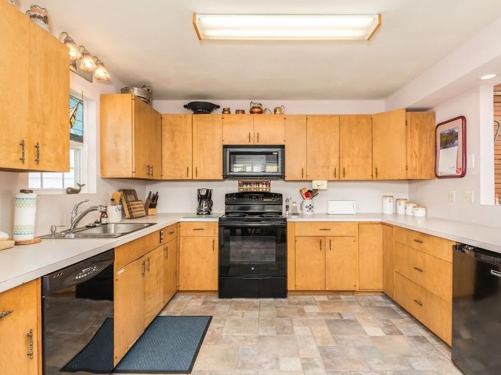 103 Galveston home - 3 Br home by RedAwning