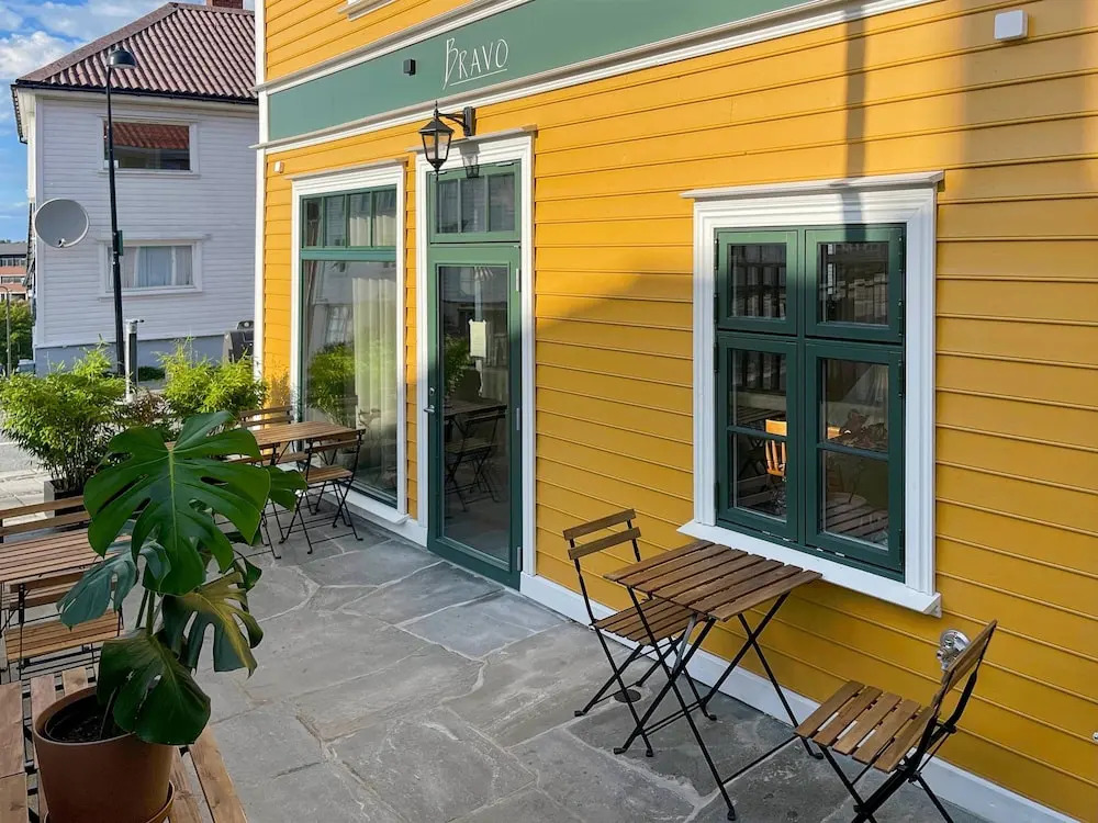 Vibrant Apartment on Bustling Street, Above a Restaurant - Perfect for Tourists,