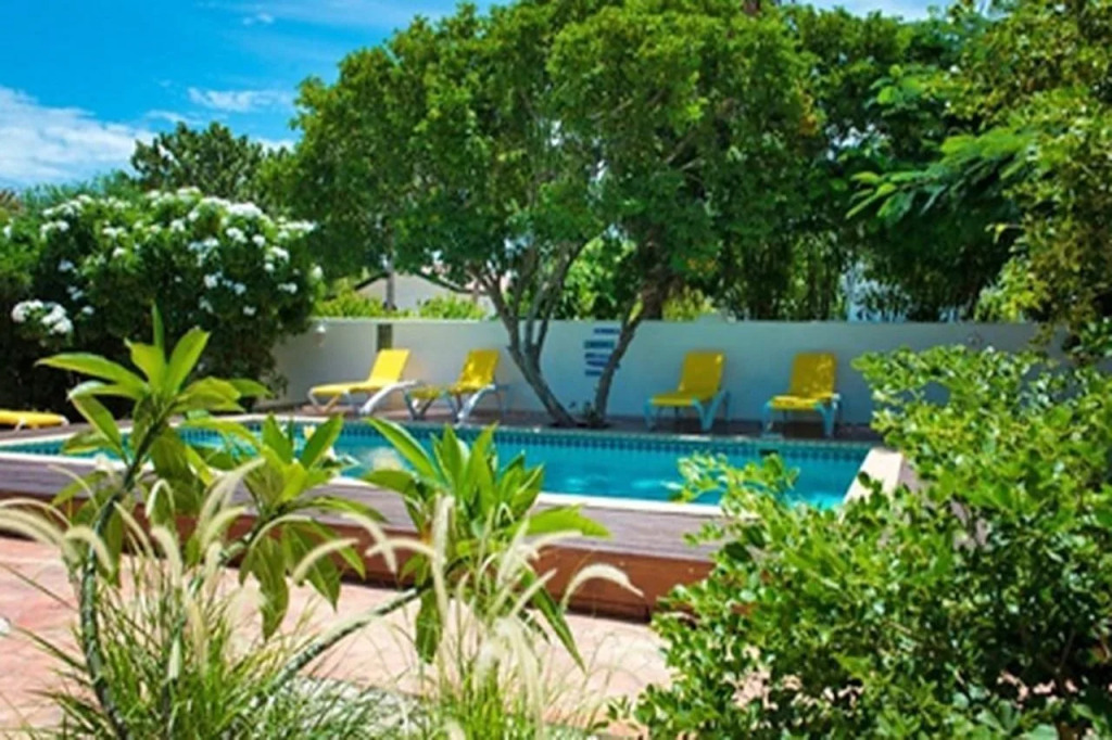 White Beach Apartments Palm Beach