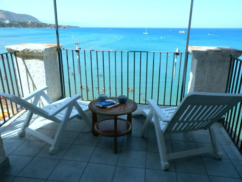A charming studio apartment with terrace overlooking the sea