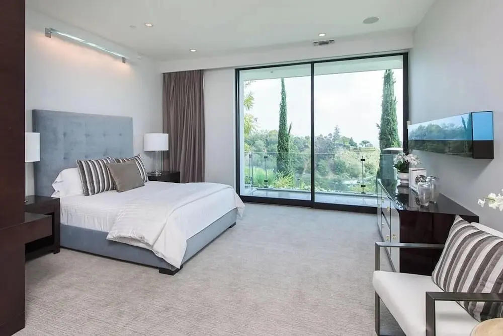 Beverly Crest: Ultra-private BH Retreat w/ Infinity Pool & Skyline Vistas