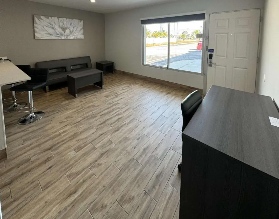 Englewood Inn & Suites