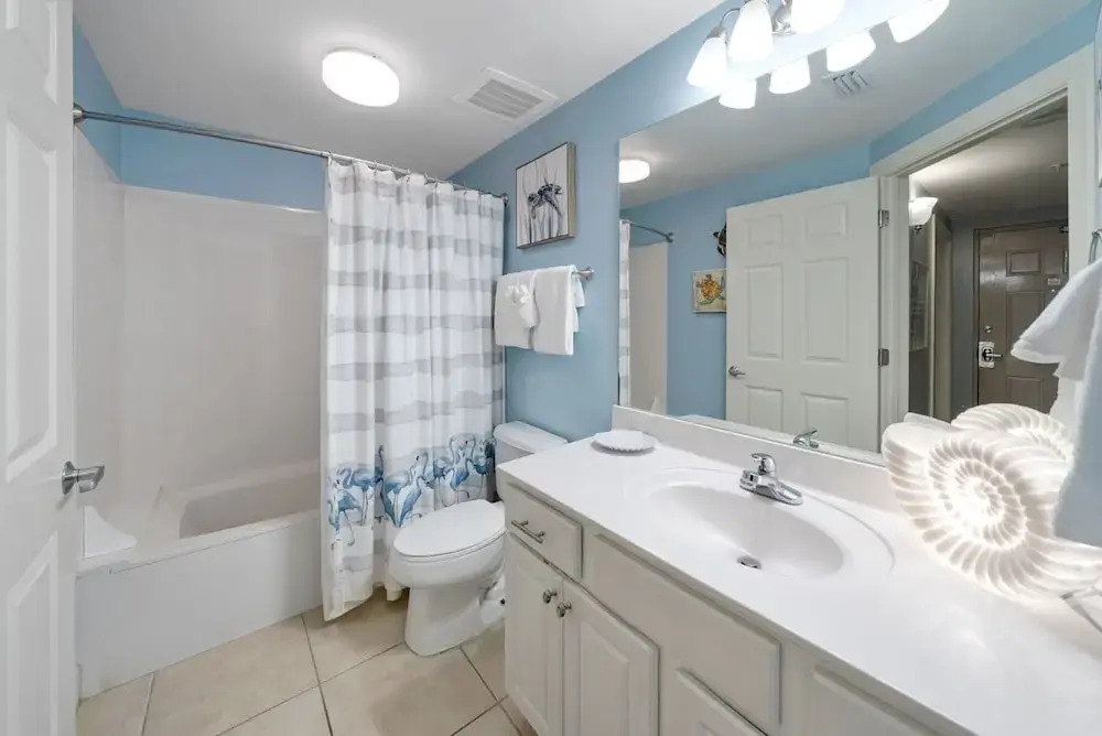 Sea-horsey 3 Bedroom Condo by RedAwning