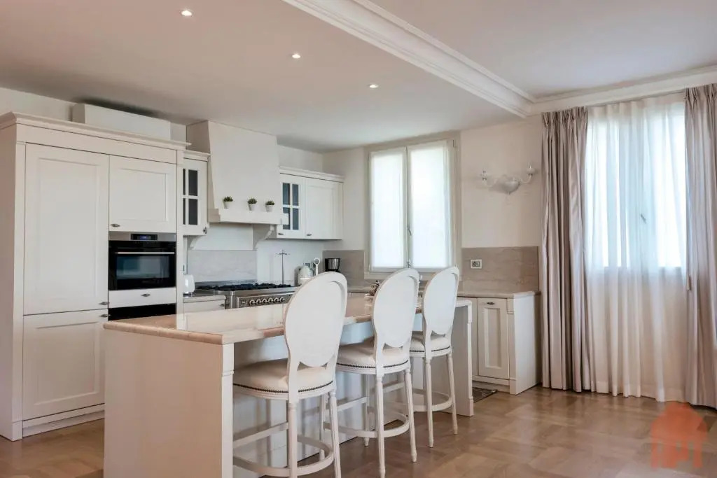 APT24 - Luxury Lakefront Onassis