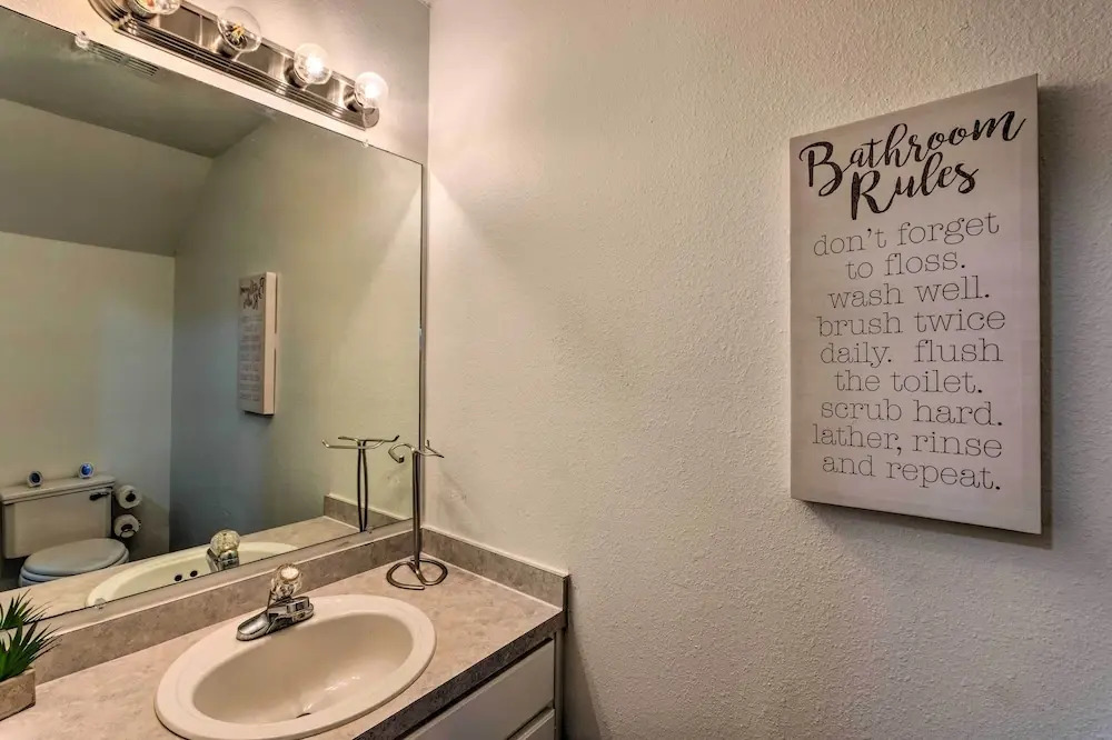 Updated Townhome w/ Deck ~ 12 Mi to Beaches!