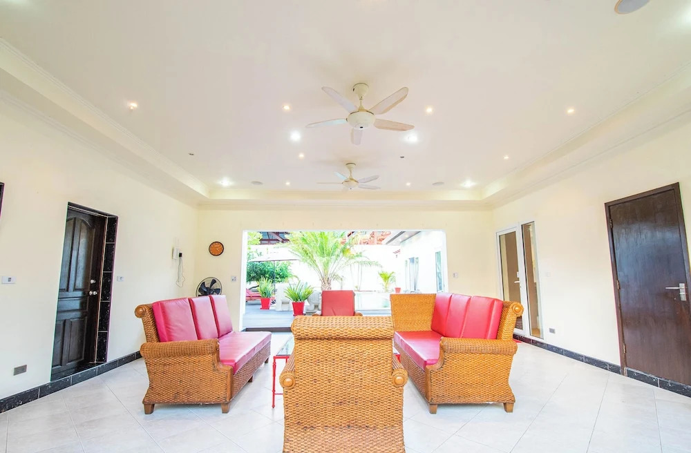 Seaside Villa 3 Pools, 2 mins walk to beach