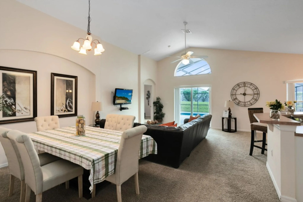 Beautiful 4 Bedroom 3 Bathroom pool & spa Villa villa