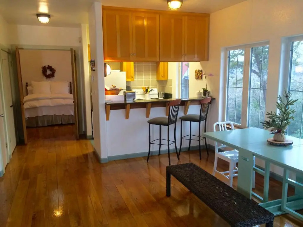 The Rivery Retreat, Choose from Luxury Guesthouse Cabin OR Poolside Suite in Lake Austin Hill Country
