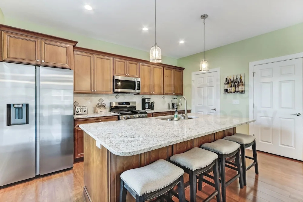 391 South Fletcher 7 Bedroom Home by RedAwning