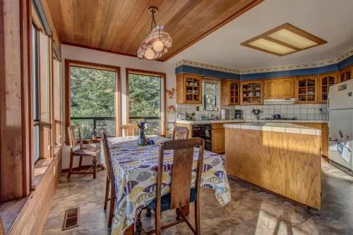 Ocean view home with Fireplace Hot Tub Deck