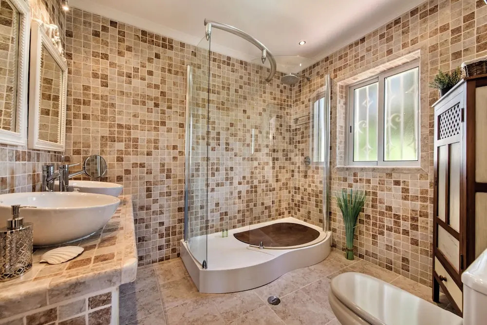 4 Bedrooms Private Pool Close To All Amenities