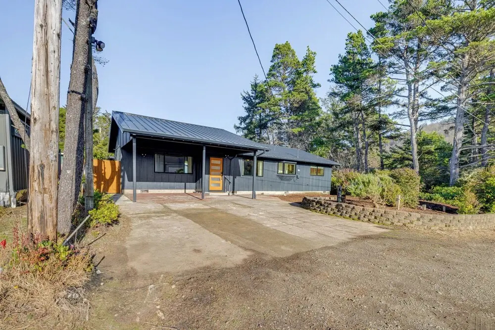 Modern Oregon Cottage w/ Hot Tub: Walk to Beach!