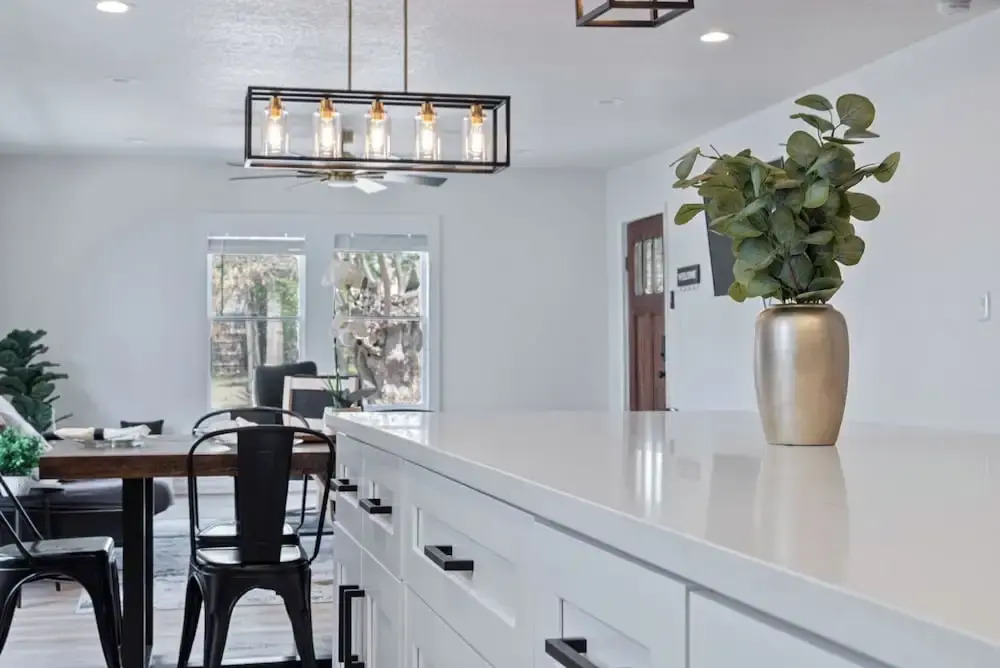 Stylish & Spacious Comfort 4br/3ba Downtown Gem!