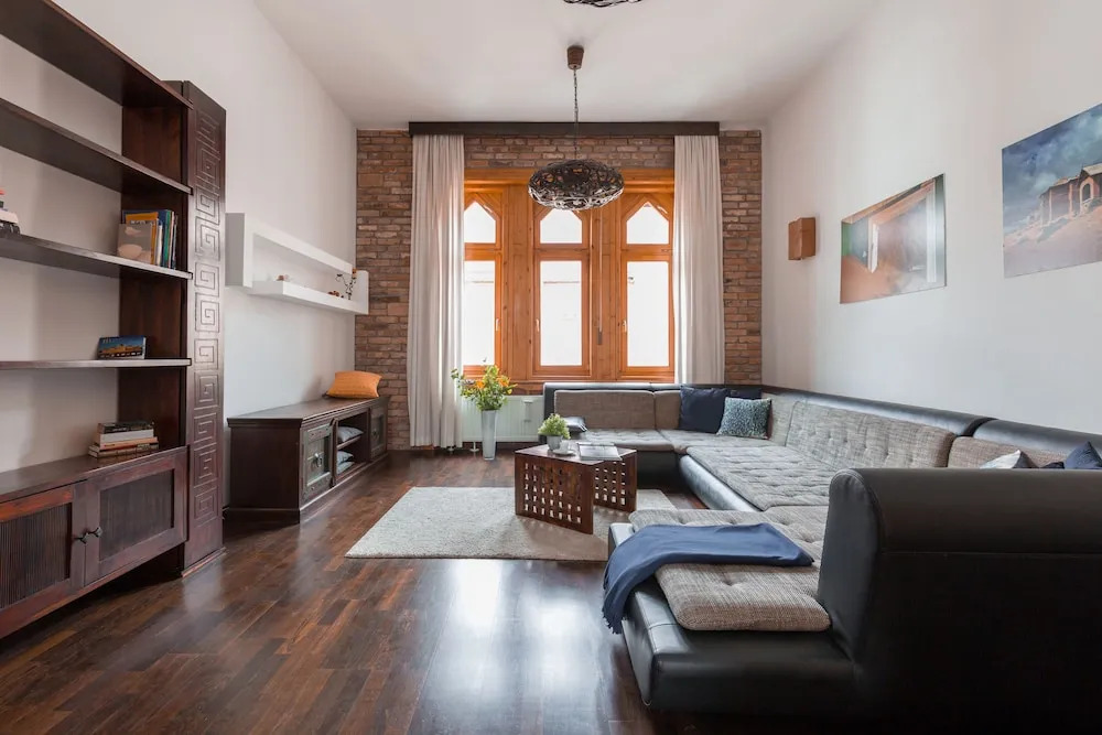 Supercentral Spacious Apartment